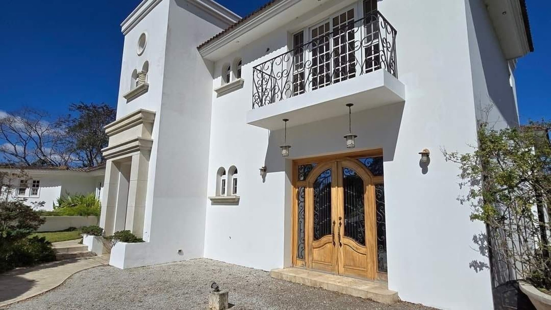 Espectacular Casa  en venta area de cayala, zona 16