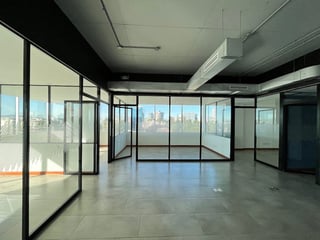 Alquiler de 524.60mts  de oficina tabicada en avenida Reforma zona 9 - 5