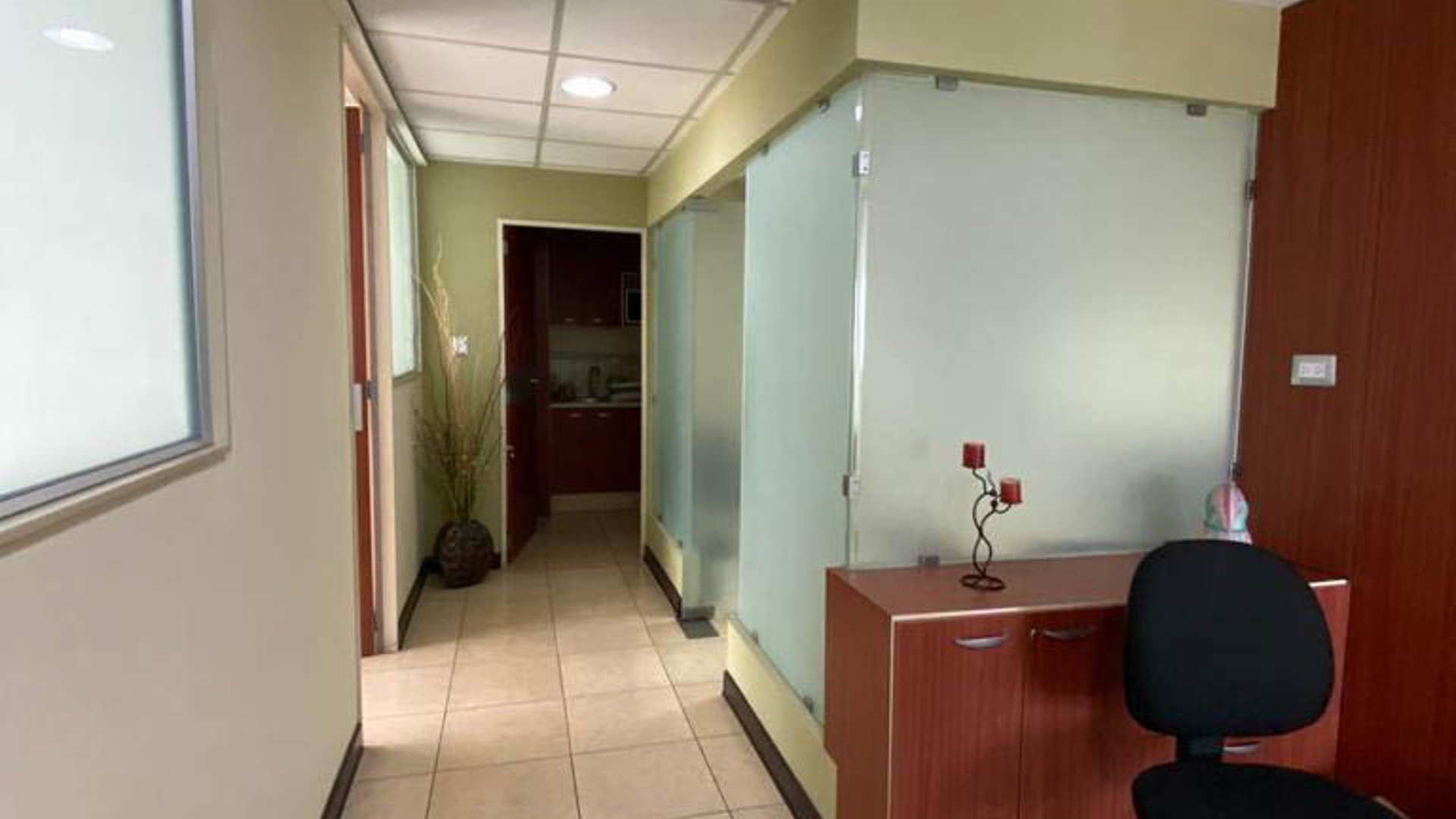 OFICINA EN VENTA EN ZONA 10 - Miniatura 5