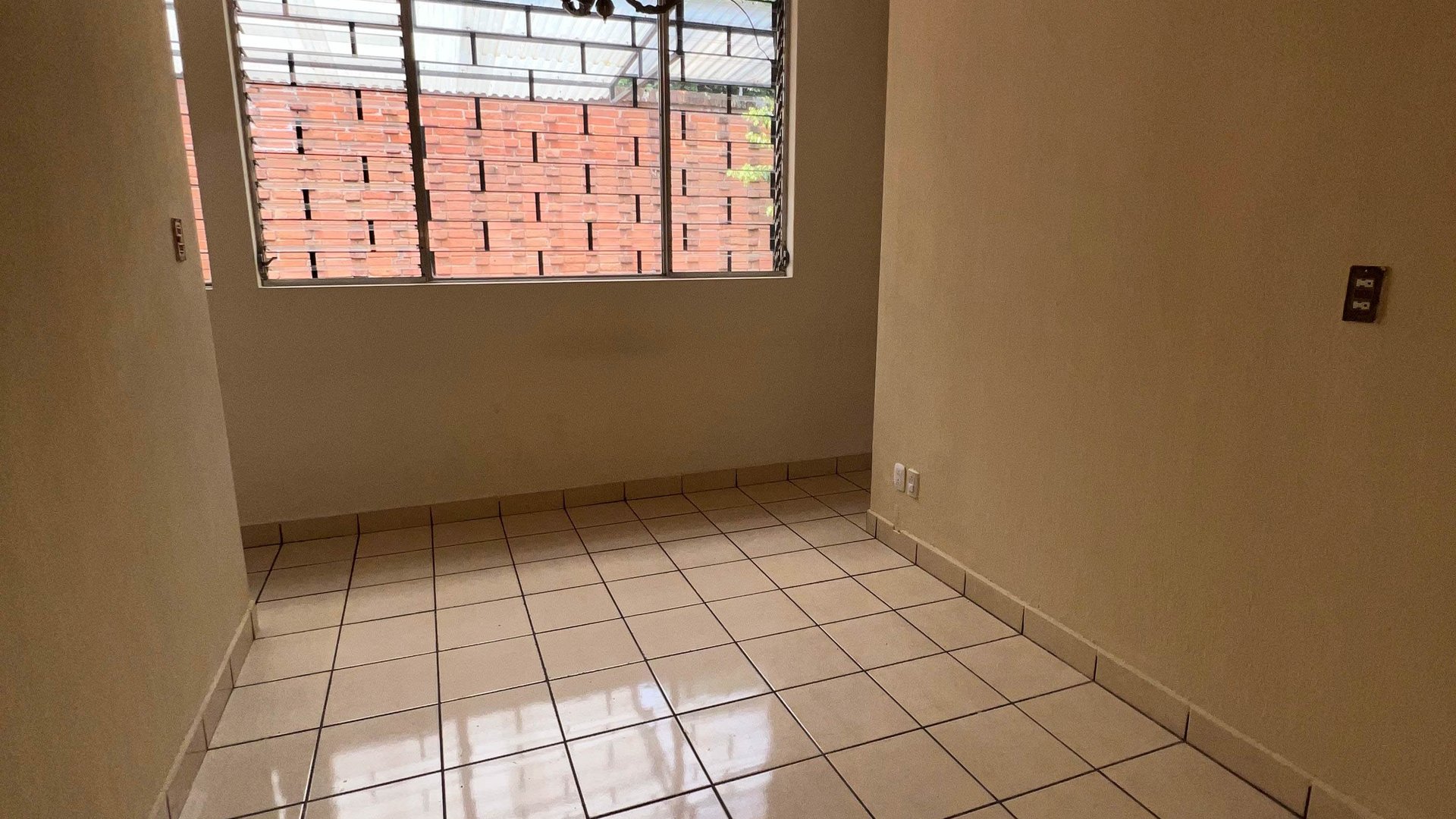 CASA IDEAL PARA OFICINAS EN RENTA ZONA 10 - Miniatura 2