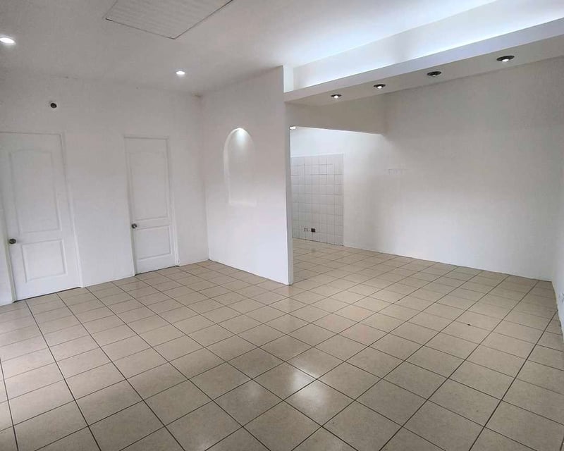 Alquilo Local Comercial en Plaza Utatlan Zona 7