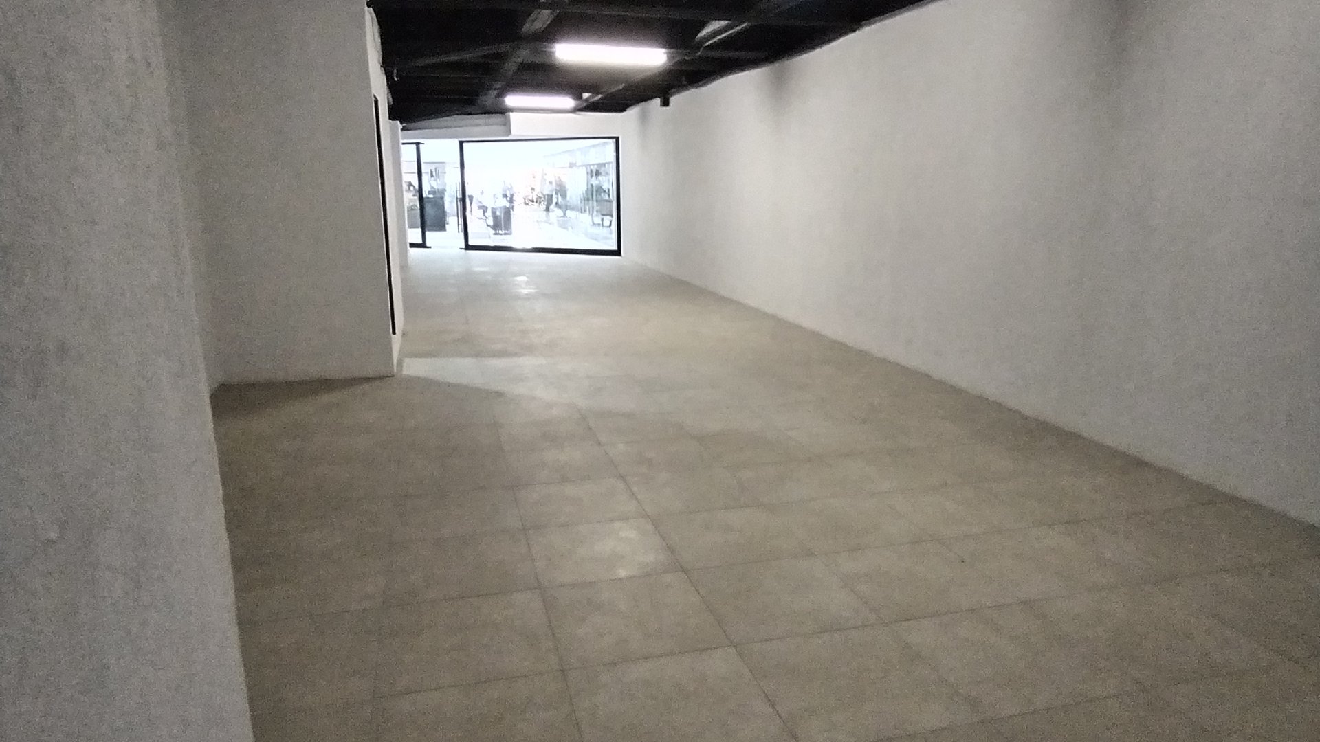 ALQUILO LOCAL COMERCIAL EN EDIFICIO GEMINIS 10 - Miniatura 5