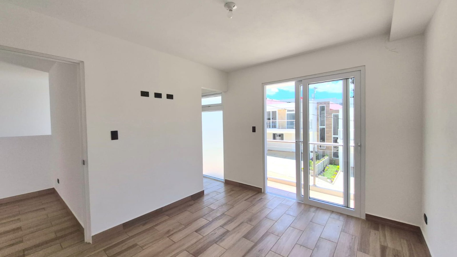 RENTA Casa NUEVA Condominio Santa Elena Km 25.7 Santa Elena Barillas - Miniatura 4