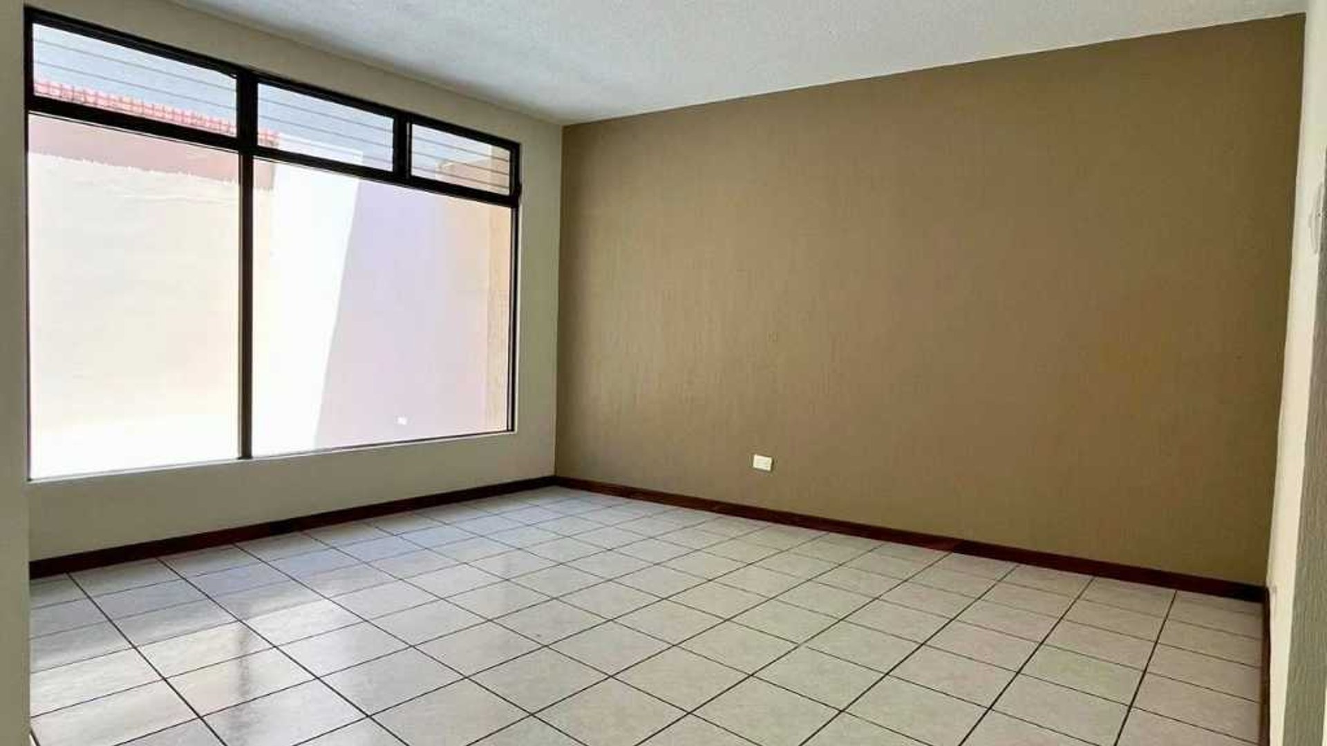 CASA EN RENTA – CONDOMINIO SAN SEBASTIÁN, AVENIDA HINCAPIÉ, ZONA 13 - Miniatura 7