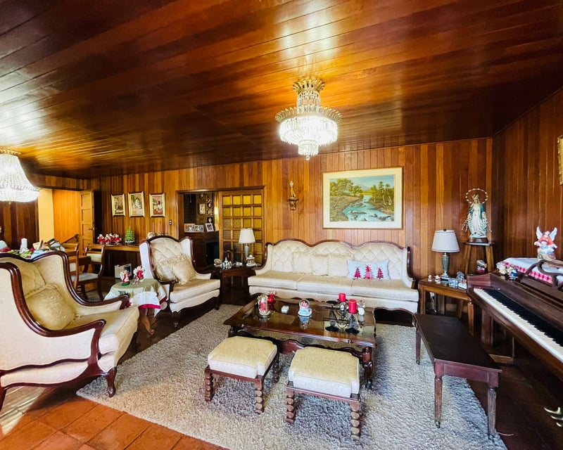 VENTA DE AMPLIA CASA - LOMAS DE SAN RAFAEL, KM 16 CES