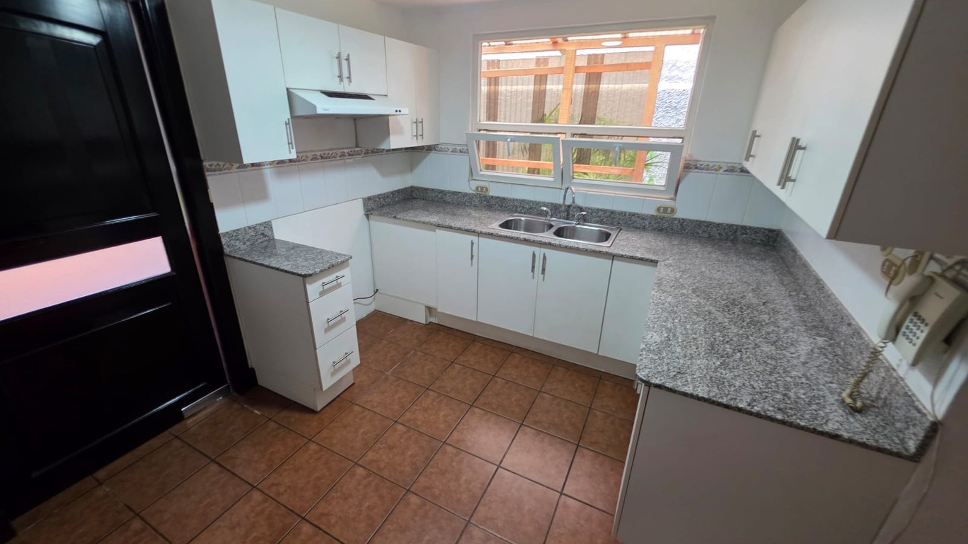Casa con habitación de servicio y jardin en renta KM 13 CAES Ref-5834