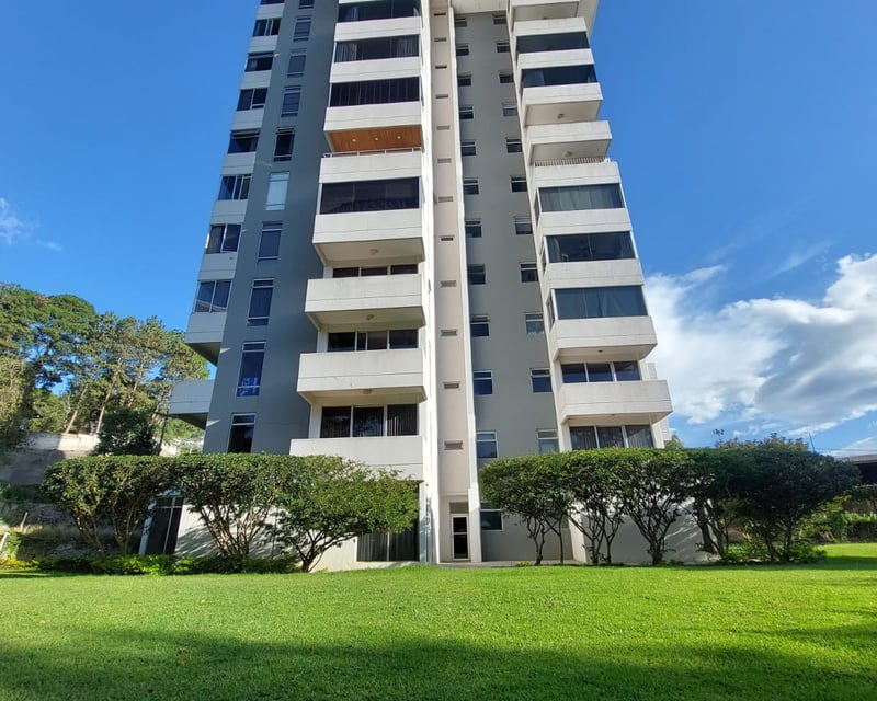 Amplio Apartamento 3 habitaciones, en Renta en Zona 15