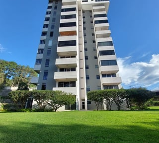 Amplio Apartamento 3 habitaciones, en Renta en Zona 15