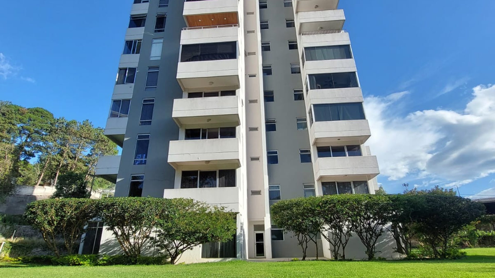 Amplio Apartamento 3 habitaciones, en Renta en Zona 15
