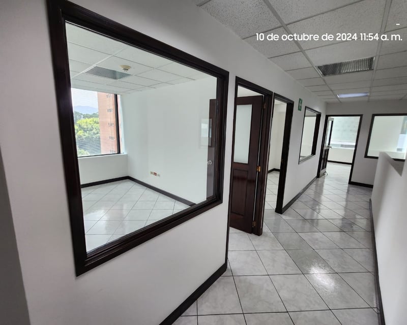 Renta de oficina con 2 baños en Zona 14 Ref-4922
