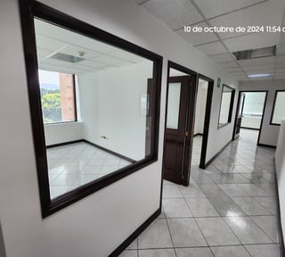 Renta de oficina con 2 baños en Zona 14 Ref-4922