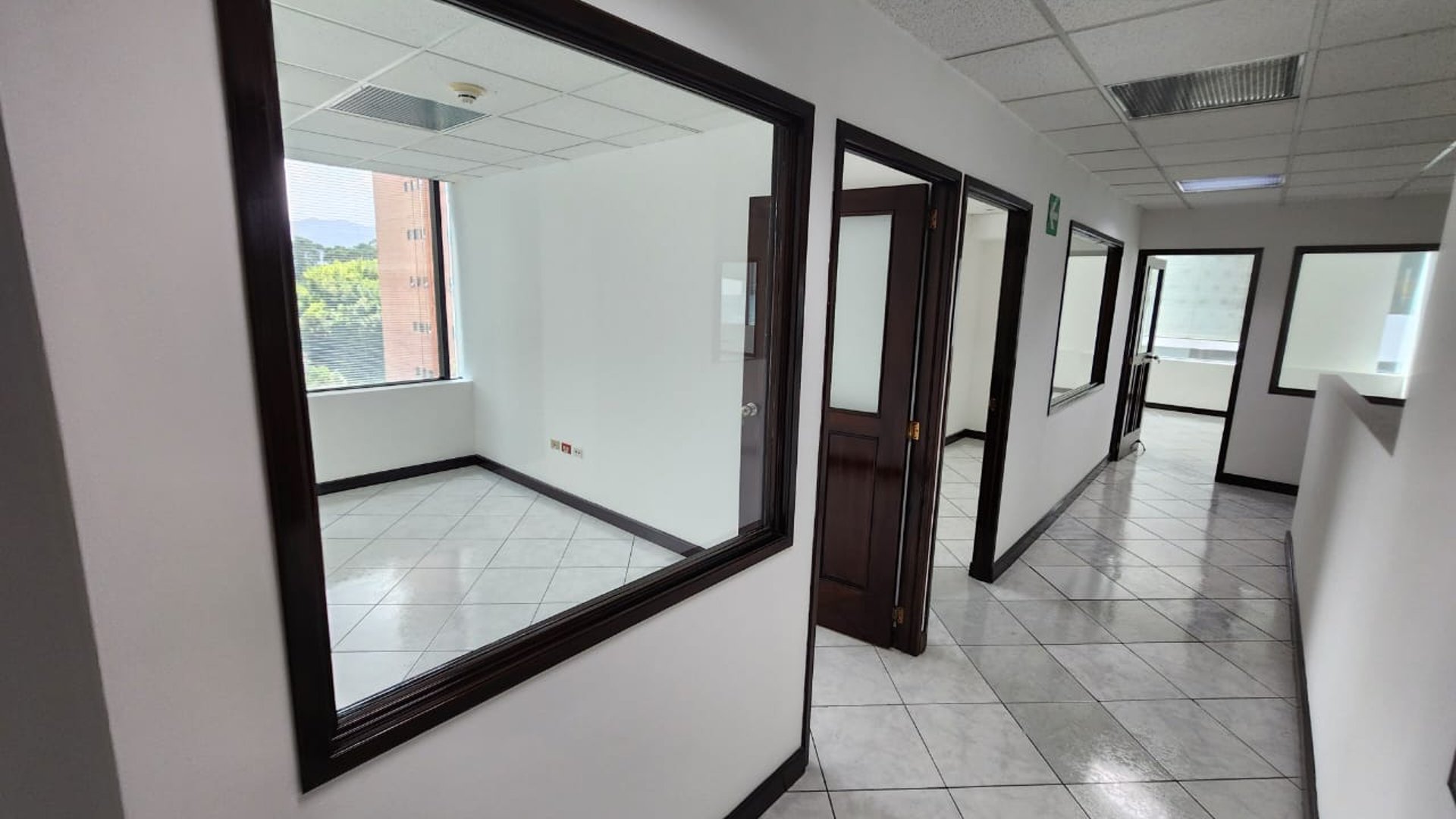 Renta de oficina con 2 baños en Zona 14 Ref-4922