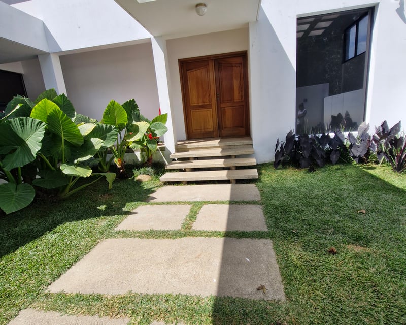 Elegante Casa en Renta en Condominio Km. 8.5 Carretera al Salvador