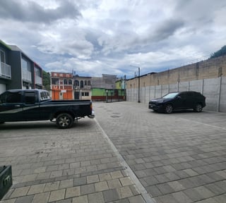 Local en renta o venta en Plaza Comercial en Amatitlán