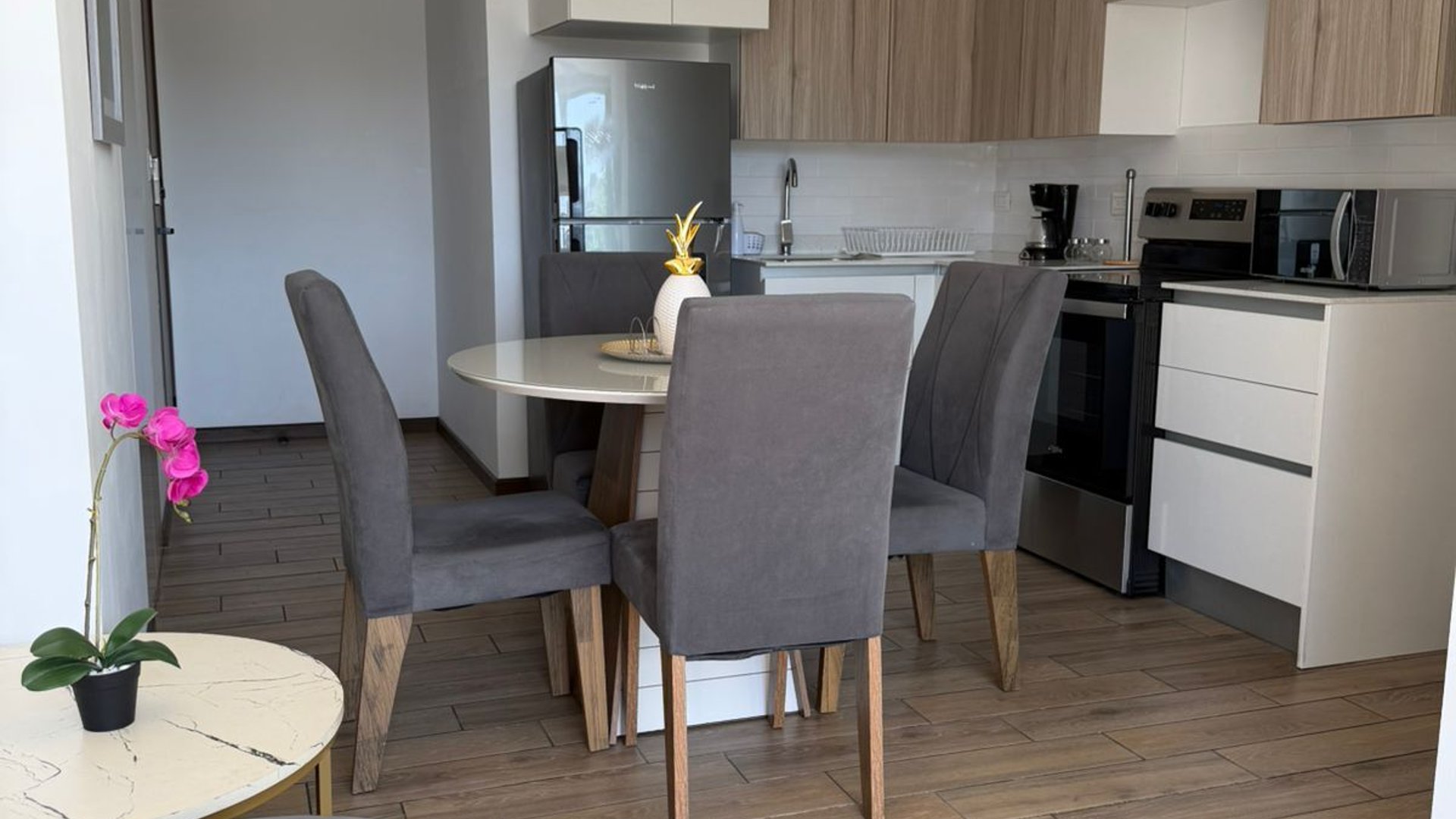 Apartamento amueblado en renta en zona 13 / Inara - Miniatura 2