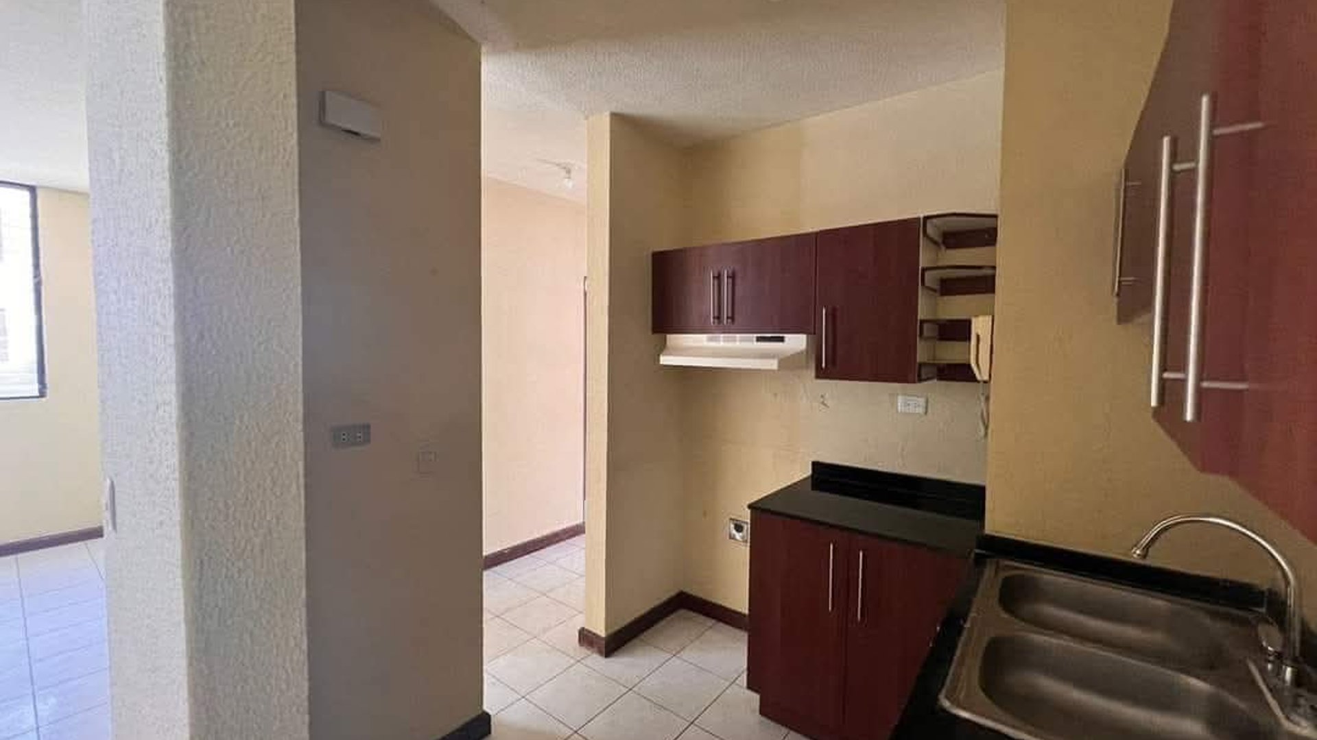 Apartamento en Renta Zona 16, Frente a C.C. Santa Amelia - Miniatura 2