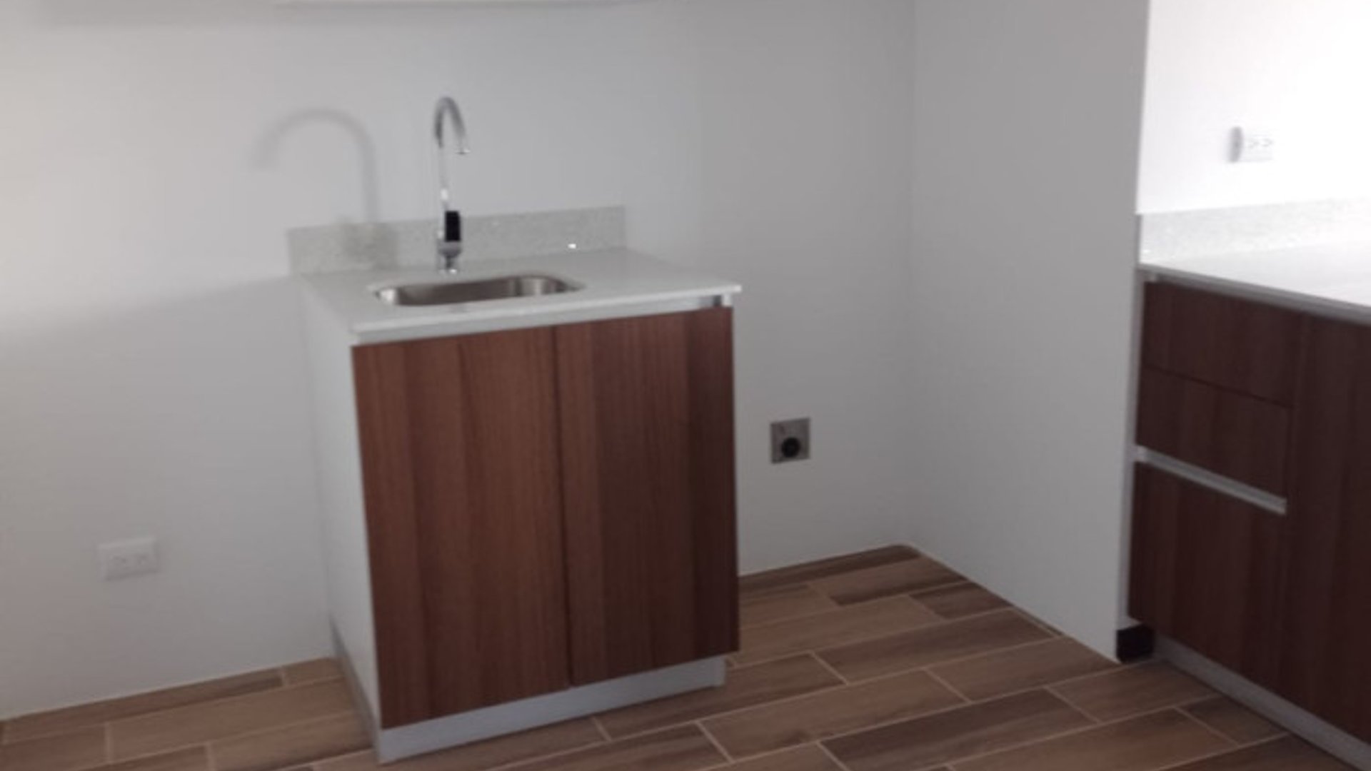 LINDO Y COMODO APARTAMENTO EN RENTA ZONA 12