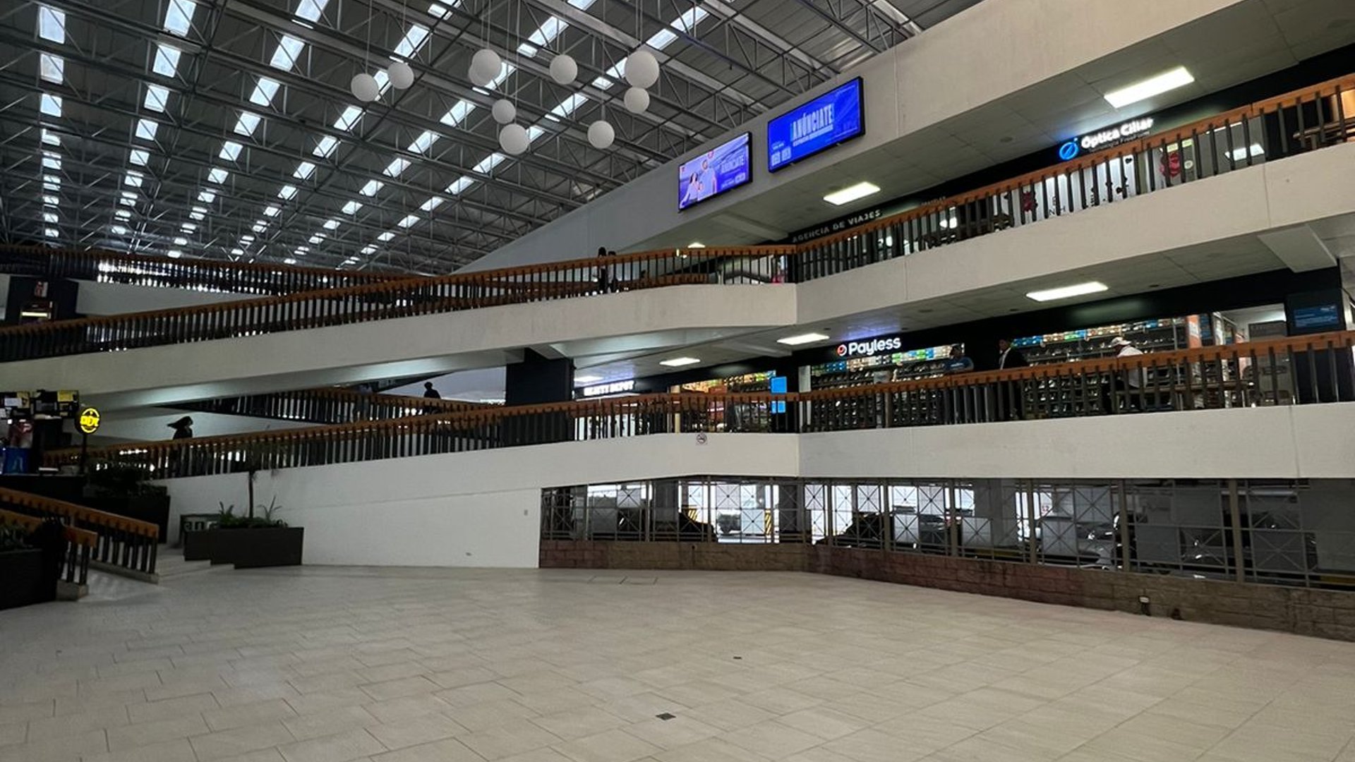 ???? ESPACIOS COMERCIALES EN RENTA –  CC VHII | ZONA 15 - Miniatura 2