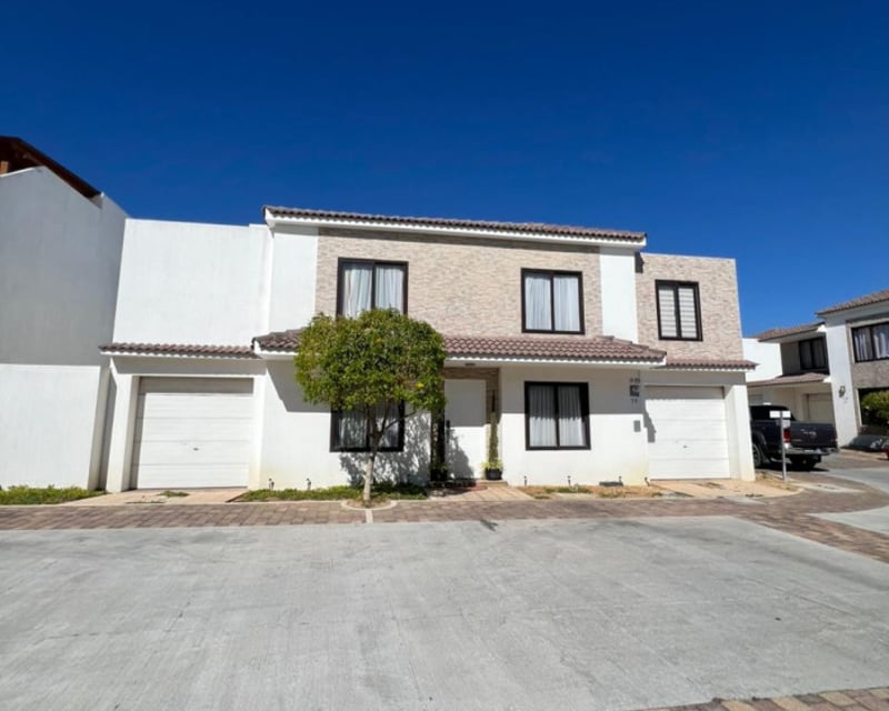 CASA DE ESQUINA EN VENTA HACIENDA LAS FLORES