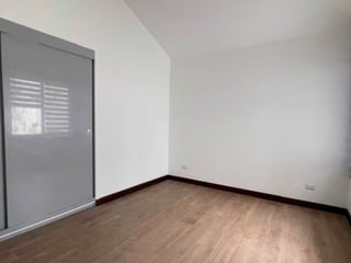 Casa en renta con amplio jardin en zona 16 - 4 habitaciones Ref-5906 - 2