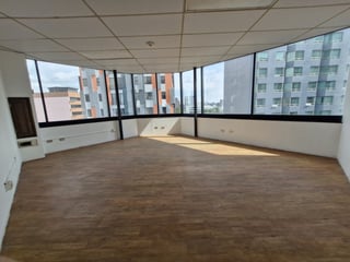 Oficina en renta Pent House de edificio en zona 10. - 4
