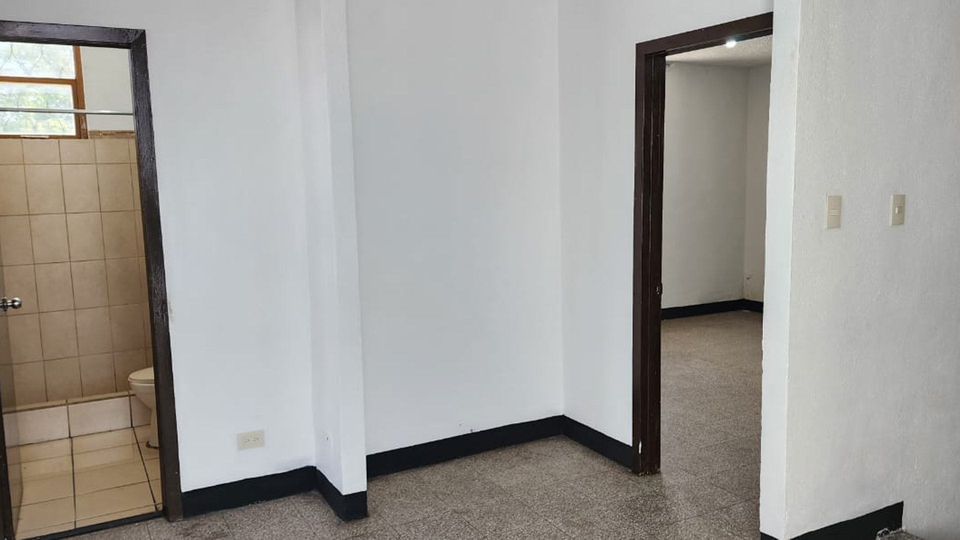 Venta de casa sobre Boulevard Principal Colonia Lourdes, zona 16 - Miniatura 4
