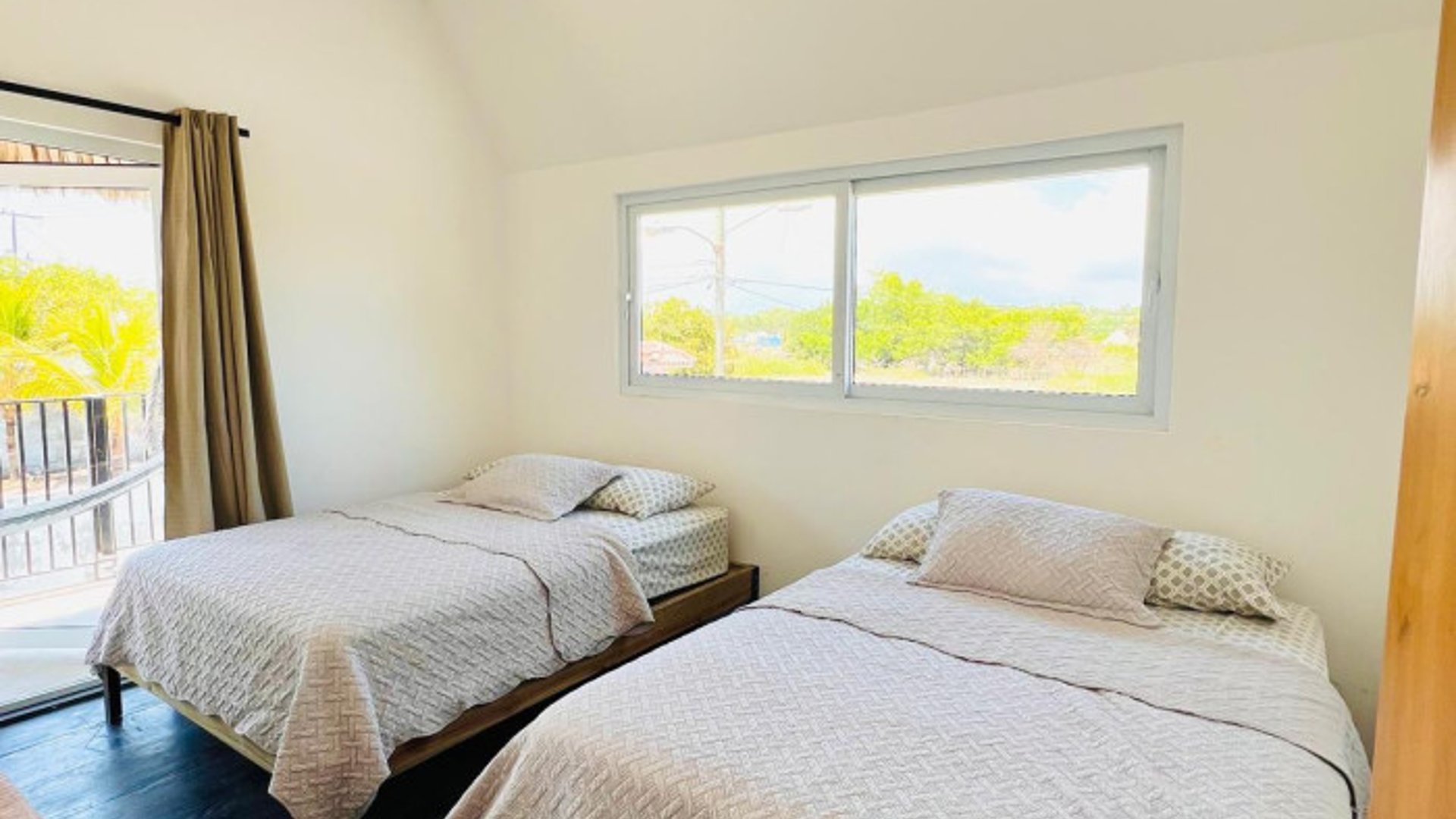 Casa con Terreno Vacacional de Playa Venta Monterrico - Miniatura 5
