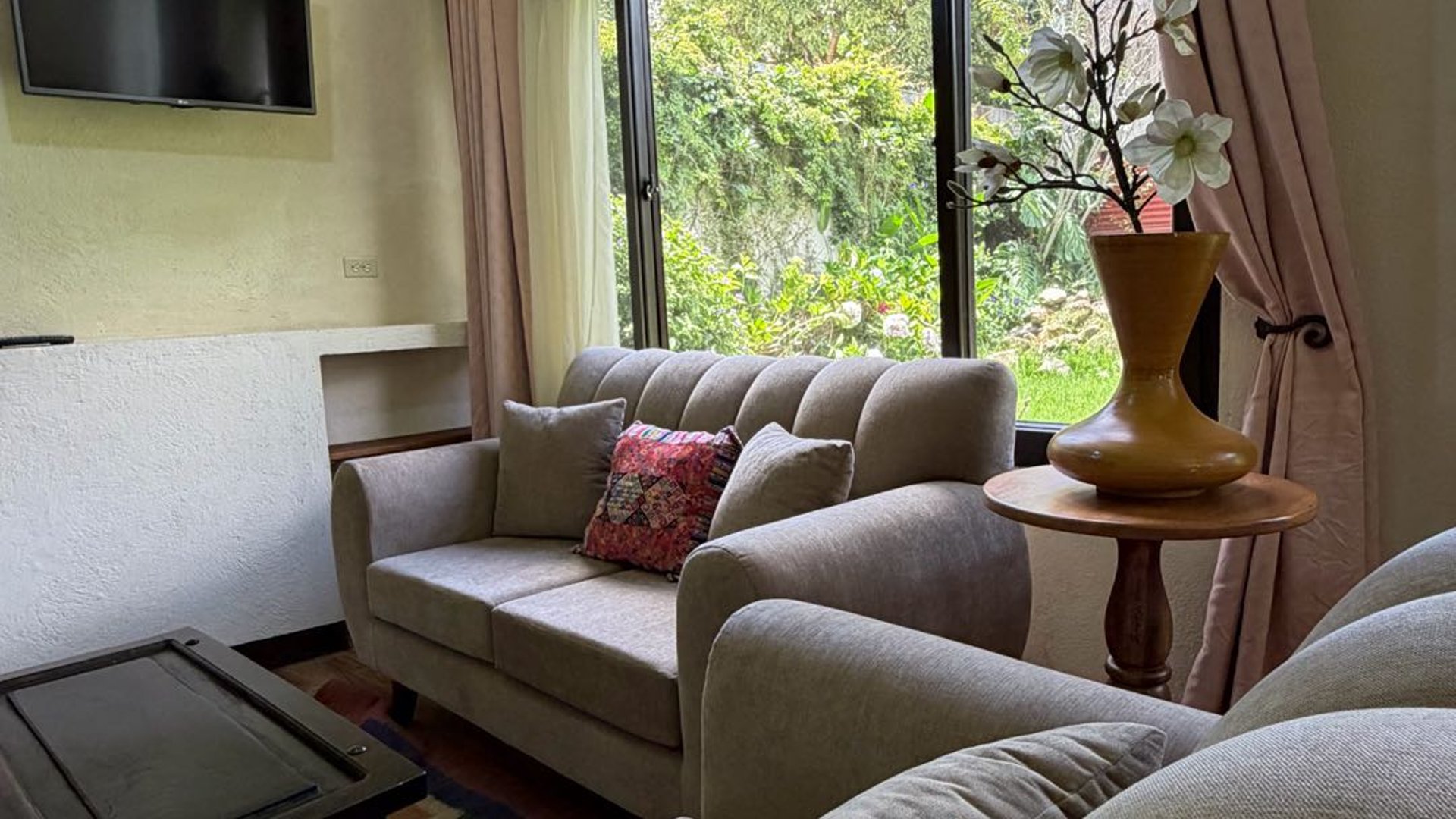 HERMOSO APARTAMENTO EN RENTA A PASOS DE HOTEL SANTO DOMINGO ANTIGUA G.