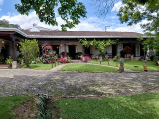  AMPLIA PROPIEDAD CON RESIDENCIA, JARDIN Y AREA DE BOSQUE EN ANTIGUA - 3