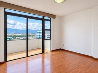 Apartamento en Venta en Edificio Bellini, Zona 14 – Nivel Alto con Vista al Aero - 2