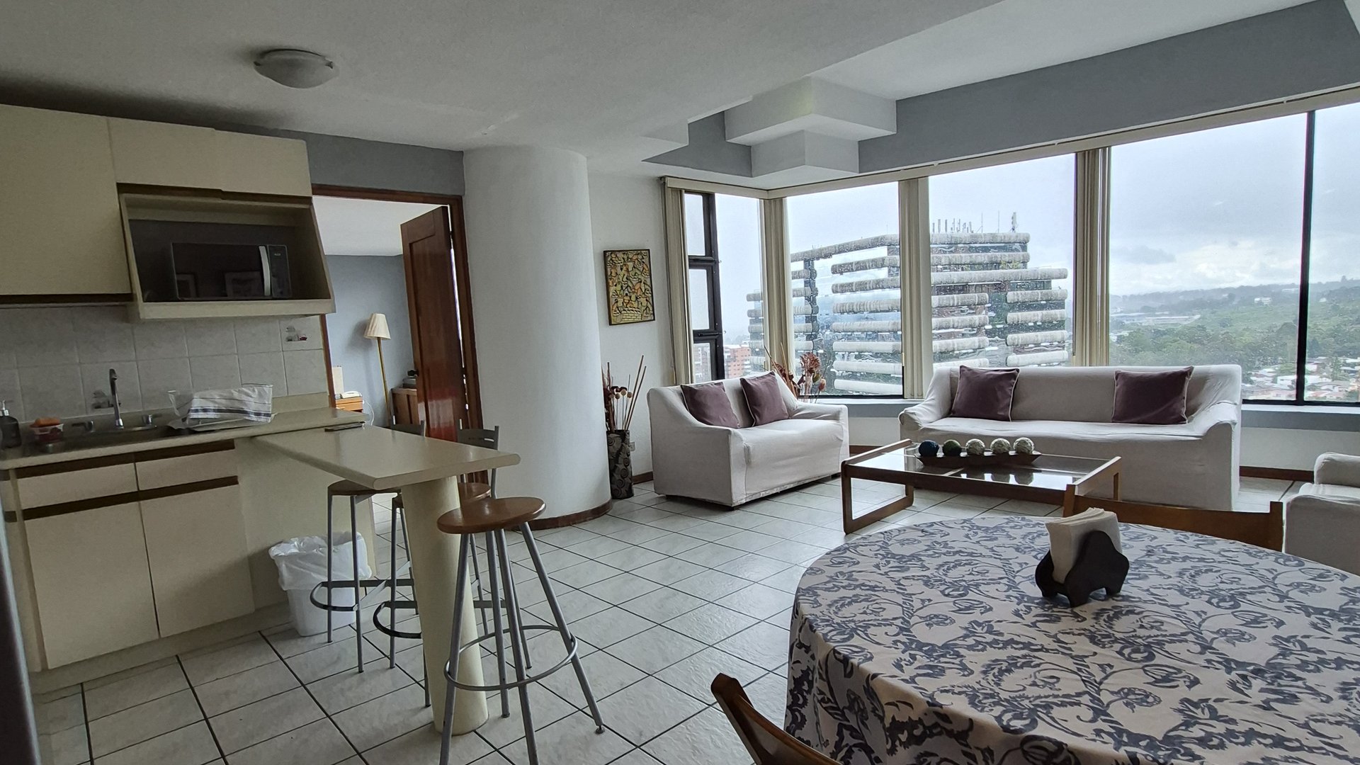 Renta apartamento amplio de 1 habitación en zona 15 VH2 - Miniatura 2