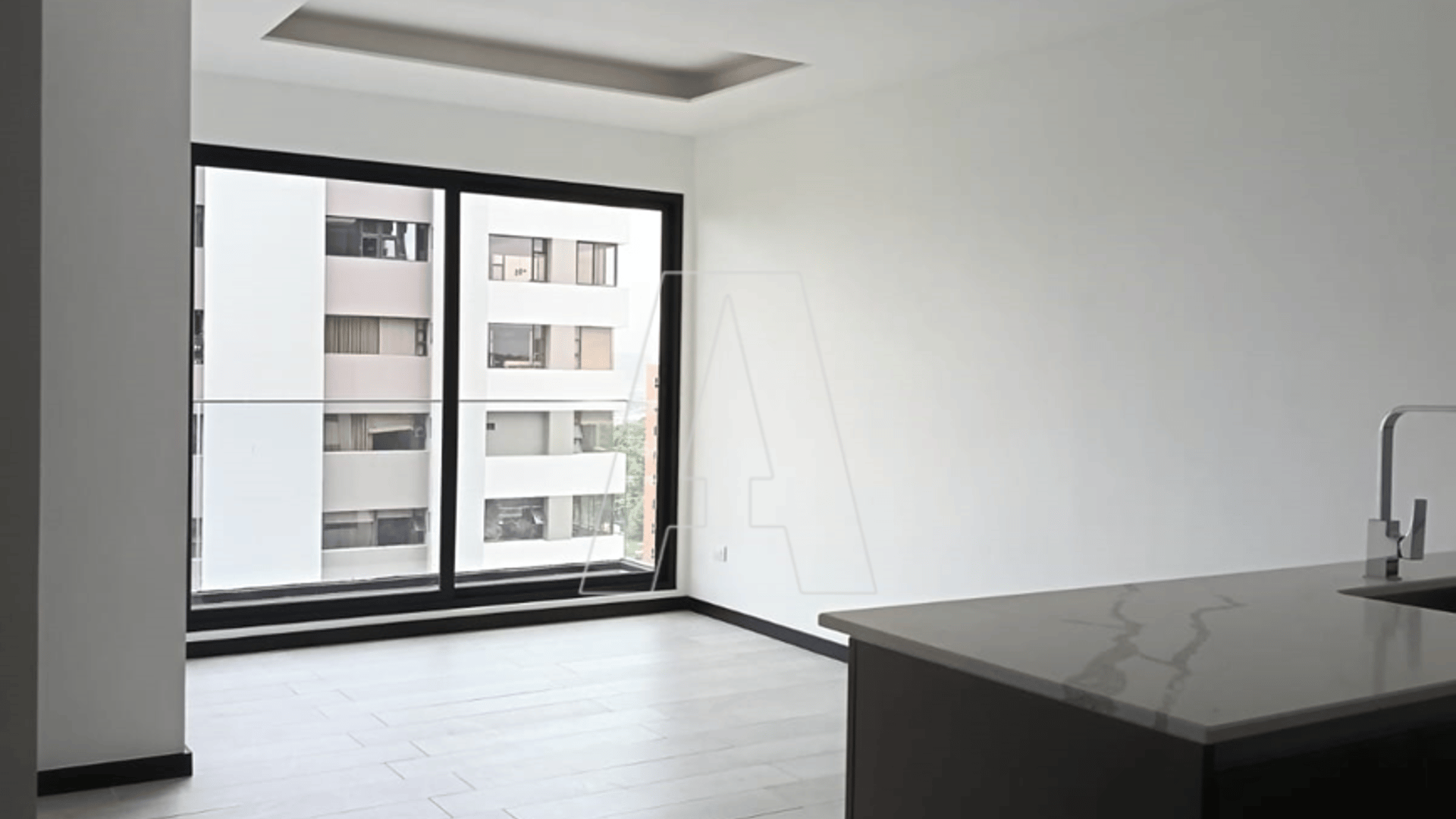 Moderno Apartamento en Renta - Zona 13, Avenida Las Américas - Image 1