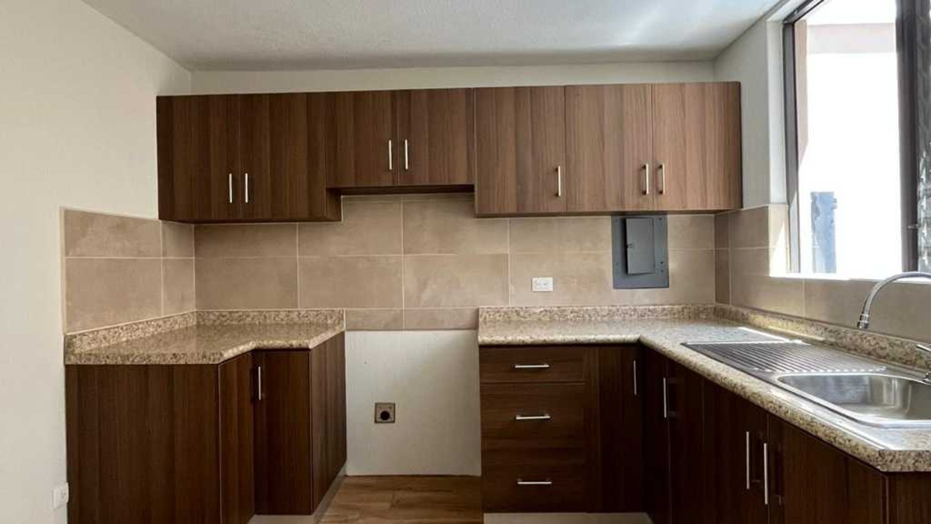 CASA EN RENTA – CONDOMINIO SAN SEBASTIÁN, AVENIDA HINCAPIÉ, ZONA 13 - Image 1