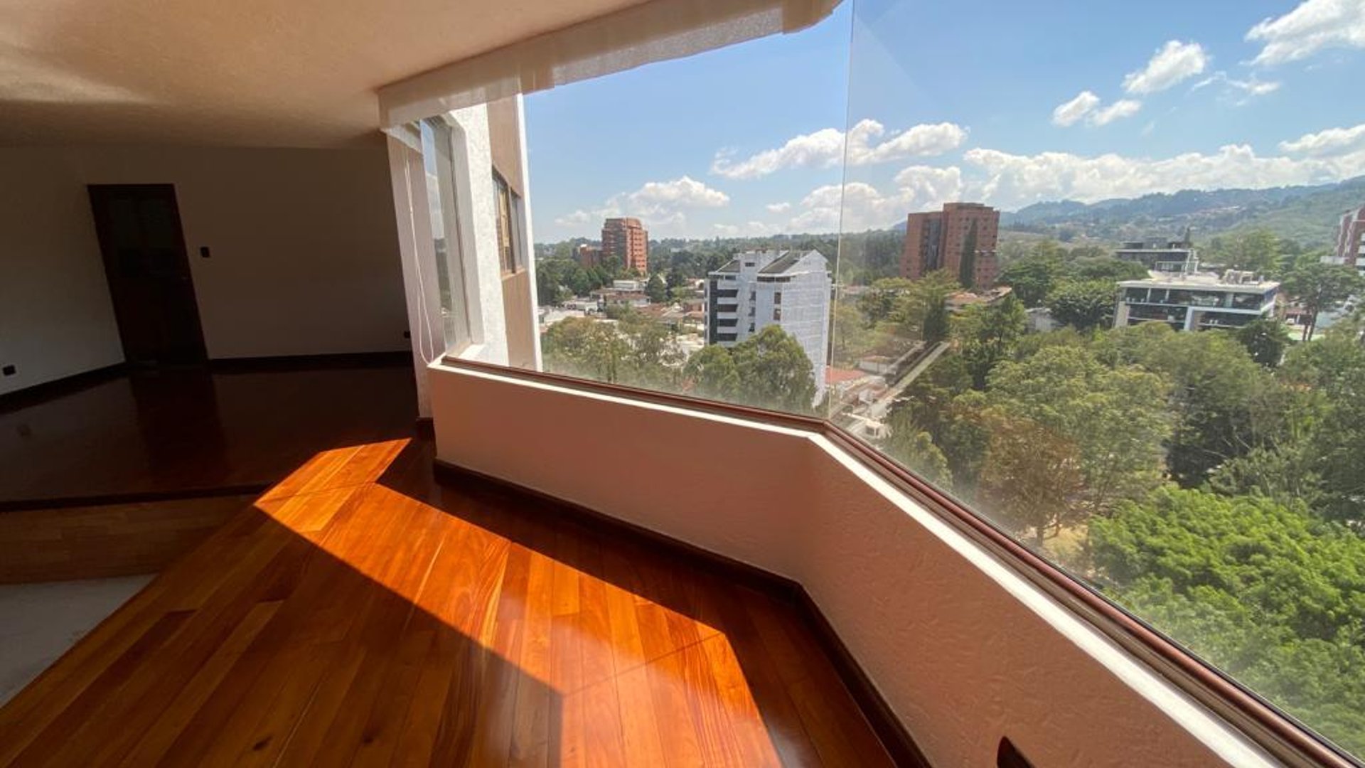 Apartamento en renta en Edificio el Parque VH 1, zona 15 - Miniatura 2