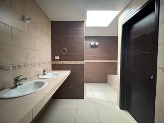 VALLES DE NAPA / Casa en venta , CES - 3