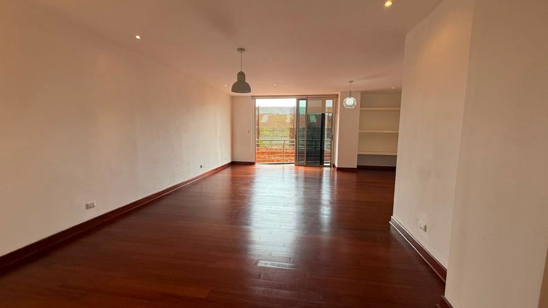 Venta de amplió apartamento en zona 14 Benevento La Villa