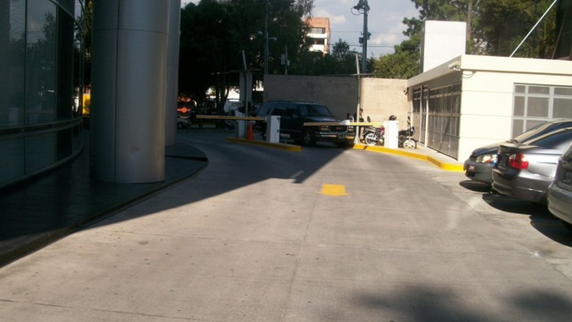 En Venta Local Comercial en zona 15 Edificio Avante - Miniatura 3