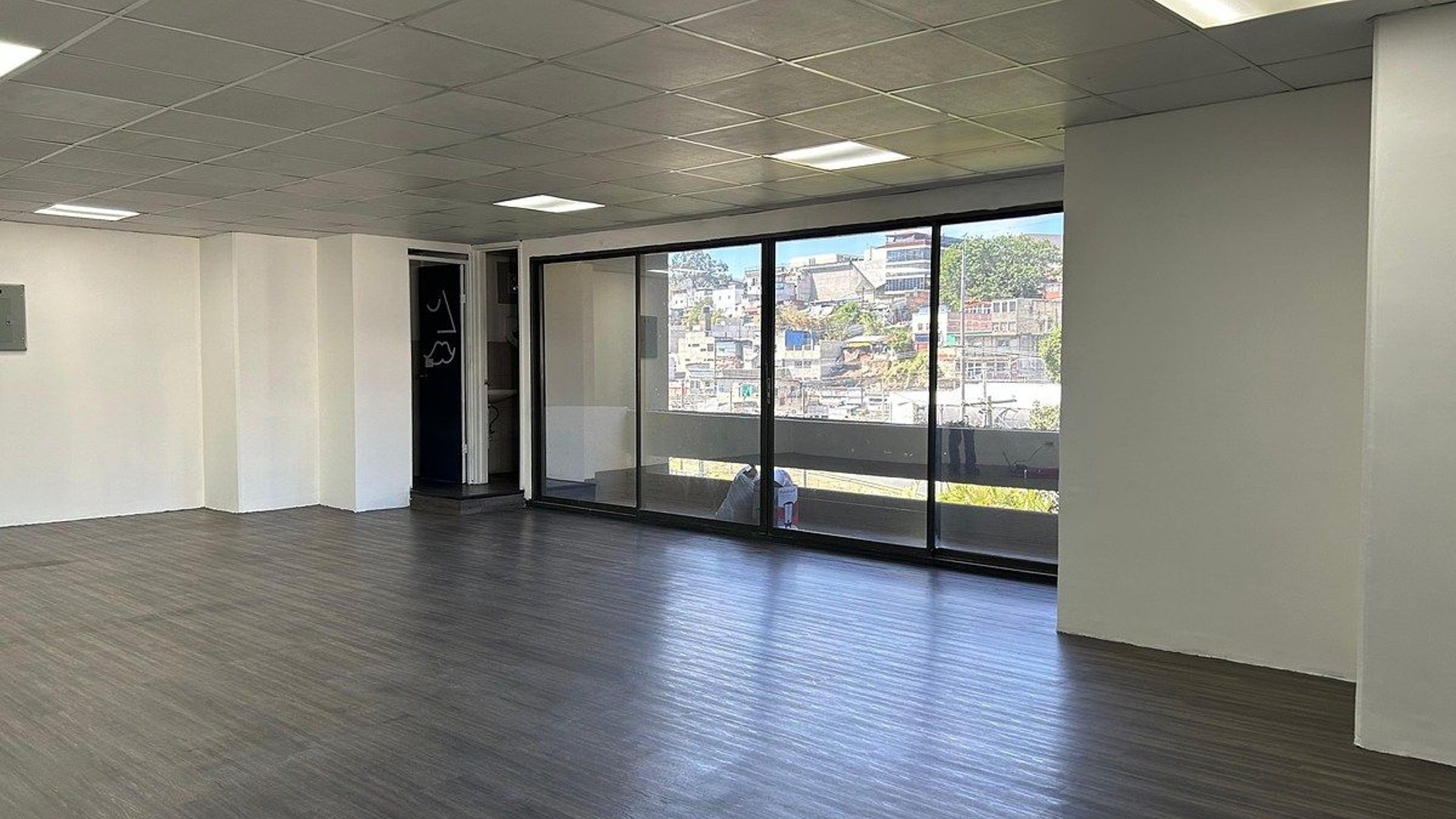 Oficina en zona 4, renta - Miniatura 5