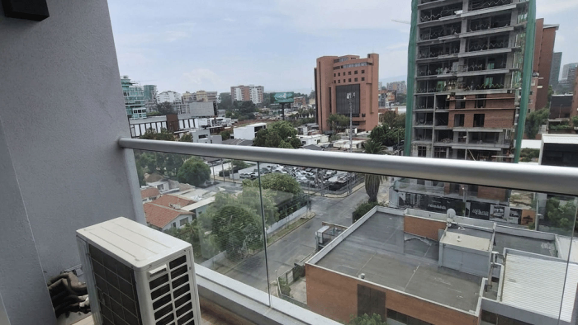 Apartamento en venta en zona 10 - Miniatura 2