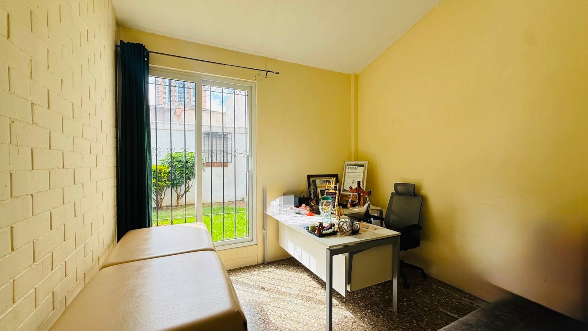 ALQUILER DE AMPLIA CASA IDEAL PARA COMERCIO U OFICINAS - ZONA 10 - Miniatura 12