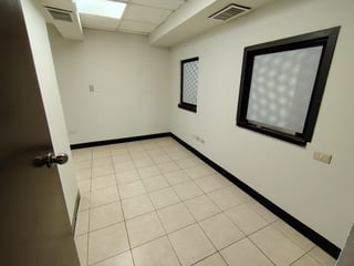 Alquilo amplia Oficina en edificio 74 en zona 9 Ref-4769 - 5