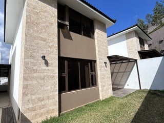 Casa nueva en alquiler en Lomas de San Isidro, zona 16 - Image 1
