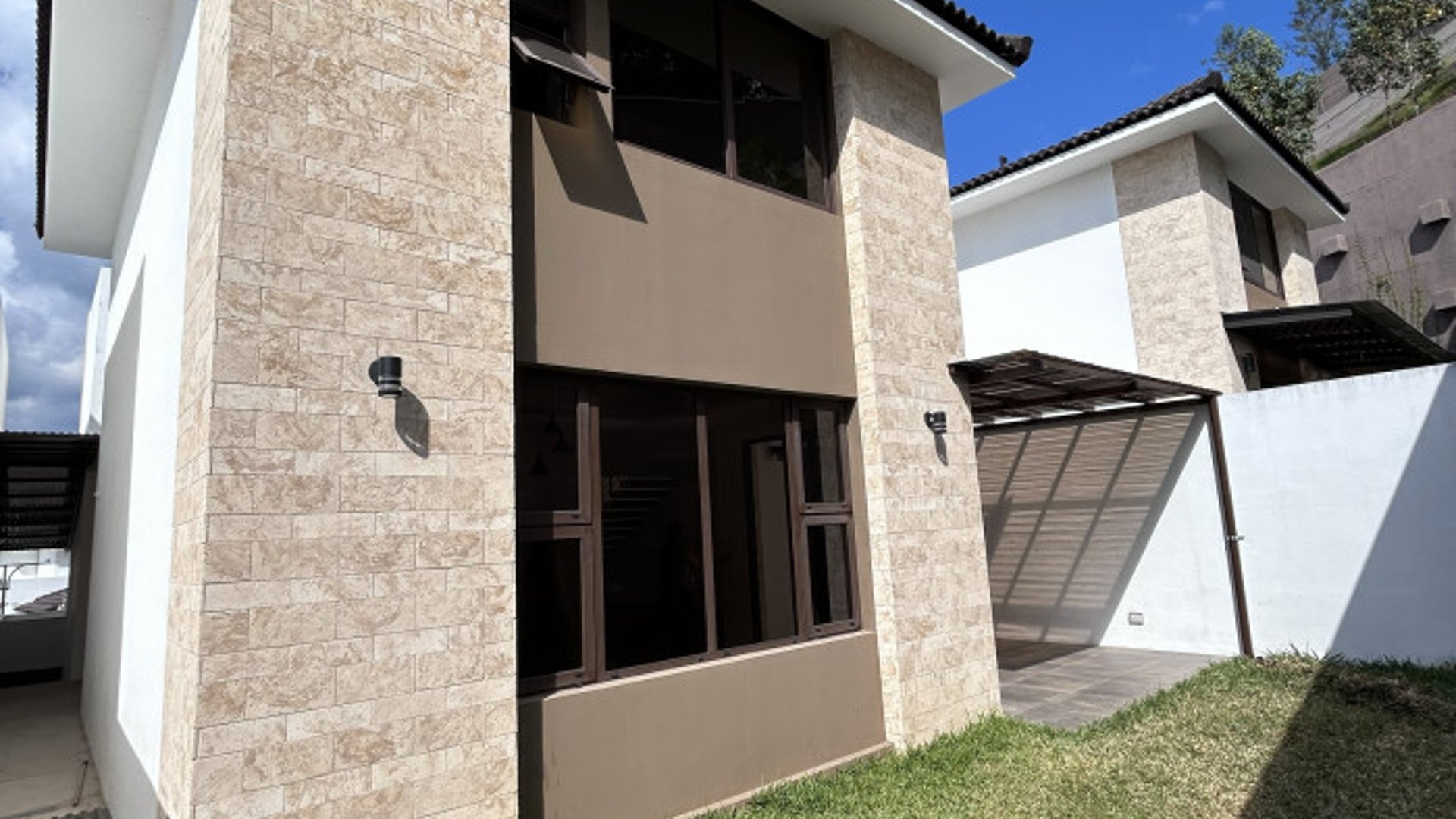 Casa nueva en alquiler en Lomas de San Isidro, zona 16