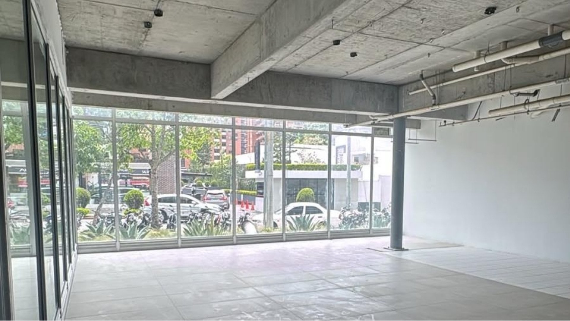 RENTA DE LOCAL EN ZONA 10 CON SHOWROOM - Miniatura 2