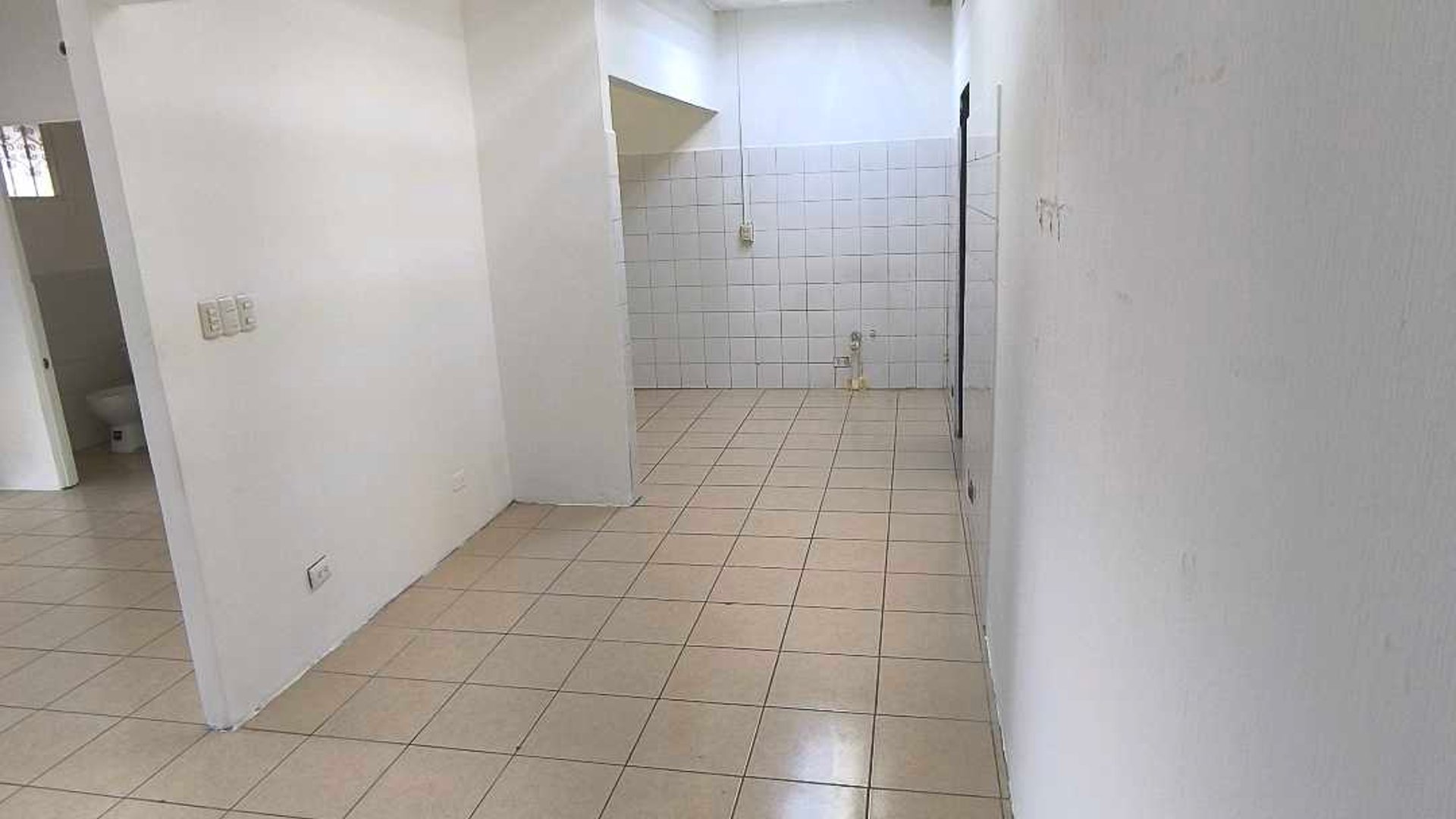 Alquilo Local Comercial en Plaza Utatlan Zona 7 - Miniatura 13