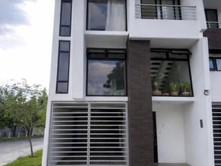 Moderna Casa Townhouse 3 niveles en Condominio Zona 7 Mixco, Guatemala - Image 1