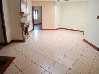 CASA  EN VENTA ESTILO COLONIAL,📍sobre 20 calle Z. 10, fuera de garita - Image 9
