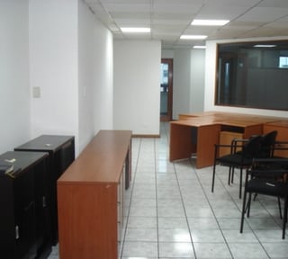 Oficina en zona 10 en Renta area Hotelera