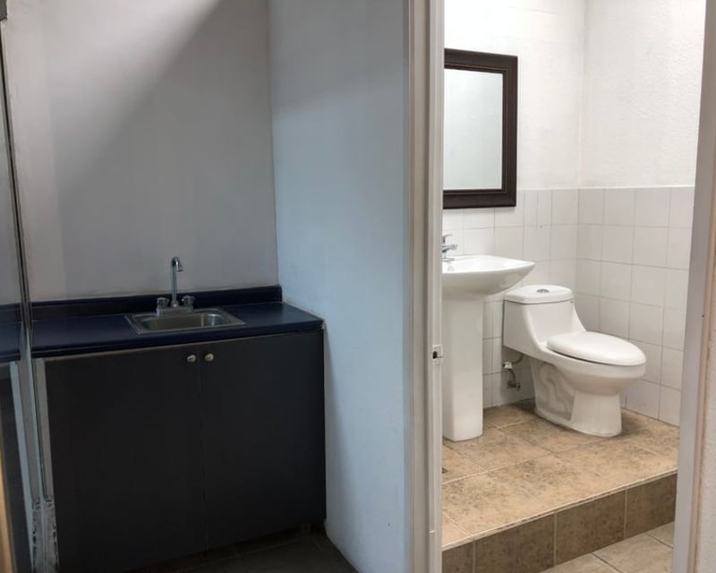 Local comercial en renta, en Zona 10