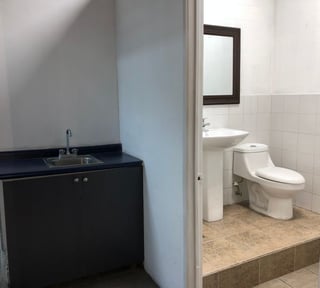 Local comercial en renta, en Zona 10